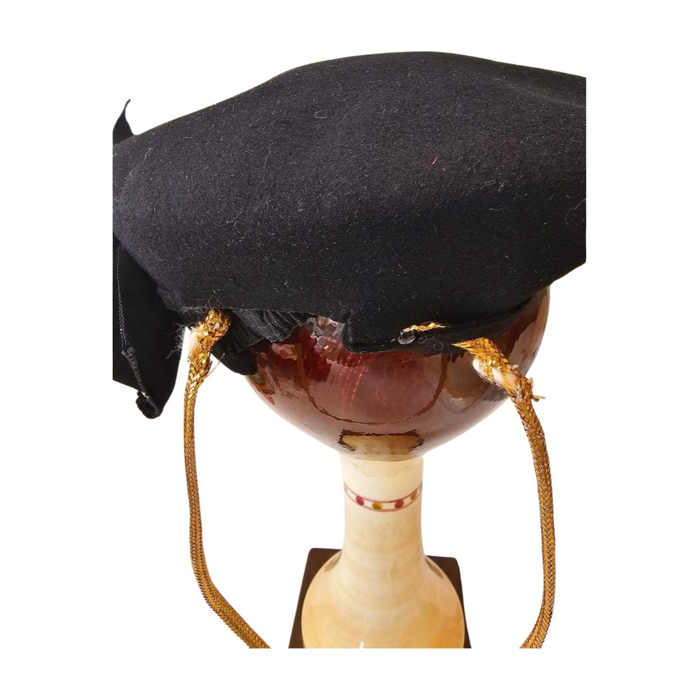 FASHIONABLE 1940s\' BLACK FELT INTRICATELY FOLDED BERET + GROSGRAIN TRIM + BROOCH 1940s Pattern,Ladies main image 2