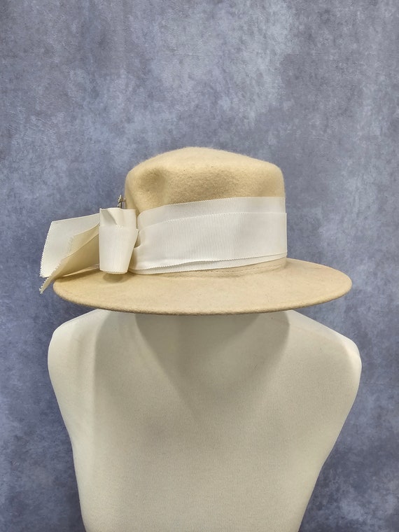 Vintage mid century cream hat, ribbon, rhinestone… - image 4