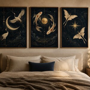 Puede incluir: Un conjunto de tres cuadros de pared con temas celestiales oscuros. La lámina izquierda muestra grullas y una luna creciente, la central dos peces koi y una luna llena, y la derecha dos polillas y una estrella brillante, todo en dorado.