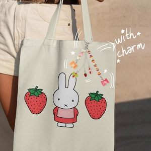 Bolsa de tela con dije de conejo de la suerte de fresa, bolsa de lona de algodón con forma de conejo japonés, llavero con dije de personaje de anime, bolsa de dibujos animados kawaii
