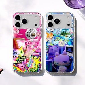 Könnte beinhalten: Zwei transparente Handyhüllen mit farbenfrohen Collage-Designs. Eine Hülle hat ein rosa Thema mit einer Kamera, einem Computer und dem Wort "DVD". Die andere Hülle hat ein blaues Thema mit einer Katze am Telefon und den Worten "DAZED AND CONFUSED".