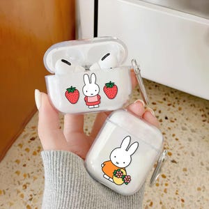 Funda para Airpods con diseño de conejo de fresa, funda para Airpods Pro con estética de dibujos animados japoneses, amuleto de cuentas de conejo de anime de la suerte, Airpods 3.ª generación, Airpods Pro 2
