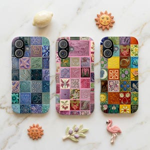 Puede incluir: Tres fundas para teléfono con diseños de baldosas cuadradas y coloridas. Las fundas presentan varios patrones, incluyendo flores, mariposas y motivos celestiales. También hay figuras decorativas de sol y flamenco, junto con un limón y una ramita de olivo.