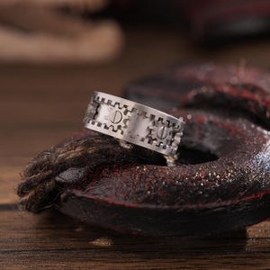 Mechanische tandwieldraaiende titaniumring voor heren - Interactieve roterende steampunk-sieraden, hypoallergeen ingenieurscadeau, gepersonaliseerde ring