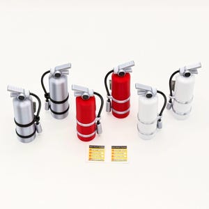 Pode incluir: Seis réplicas em miniatura de extintores nas cores prata, vermelho e branco, cada uma com uma mangueira preta, uma alça prateada e um bocal. Dois pequenos adesivos retangulares com o texto INSTRUCTIONS estão posicionados à frente dos itens.
