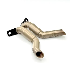 以下が含まれることがあります： 黒い取り付けブラケットに接続された、つや消し仕上げの2本の金属製排気管。 パイプは、角度の付いた開口部を備えた湾曲したデザインです。 背景は無地です。