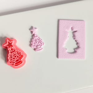 Può includere: Tre formine rosa a forma di albero di Natale. Una è un contorno pieno, un'altra è un albero dettagliato e la terza è un ritaglio a forma di albero. Per la cottura e l'artigianato festivi.
