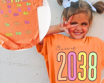 Comfort Colors® Benutzerdefinierte Klasse von 2038 Handabdruck-Shirt, 2039 Abschluss-T-Shirt, Geschenk für neuen Studenten Erster Schultag, wächst mit mir Fototag