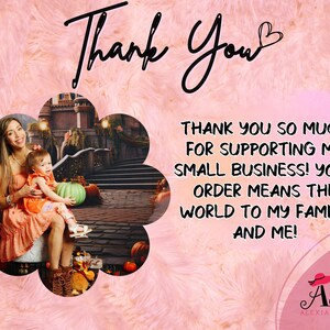 Pode incluir: Uma mulher e uma menina pequena est&atilde;o em p&eacute; em frente a um cen&aacute;rio de outono. A mulher est&aacute; vestindo um vestido cor de p&ecirc;ssego e a menina est&aacute; vestindo um vestido rosa. O texto "Thank You" est&aacute; escrito em letras grandes no topo da imagem. O texto "THANK YOU SO MUCH FOR SUPPORTING MY SMALL BUSINESS! YOUR ORDER MEANS THE WORLD TO MY FAMILY AND ME!" est&aacute; escrito em letras pretas sobre um fundo rosa. O texto "A&V ALEXIA & VOGUE" est&aacute; escrito em letras pretas sobre um fundo rosa.