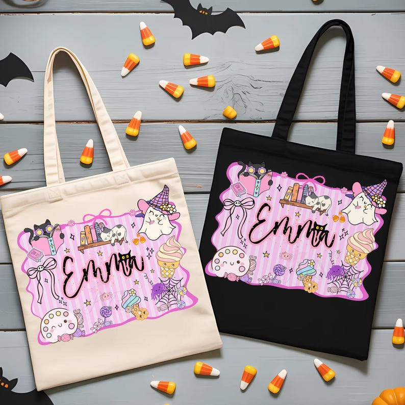 Peut inclure: Deux sacs fourre-tout, un cr&egrave;me et un noir, avec un motif sur le th&egrave;me d'Halloween. Le motif comprend un cadre rose avec le nom "Emma", des fant&ocirc;mes, des chats, des livres, des cornets de cr&egrave;me glac&eacute;e et d'autres illustrations mignonnes. Des bonbons en forme de ma&iuml;s sont &eacute;parpill&eacute;s.