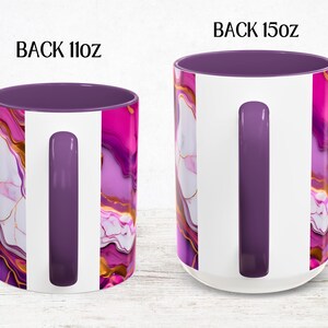 Pode incluir: Duas canecas de cer&acirc;mica branca com interiores e al&ccedil;as roxas. As canecas t&ecirc;m um design abstrato rosa, branco e dourado. O texto "BACK 11oz" e "BACK 15oz" est&aacute; impresso nas canecas.