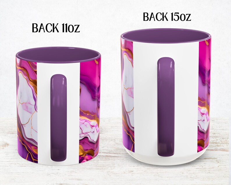 Pode incluir: Duas canecas de cer&acirc;mica branca com interiores e al&ccedil;as roxas. As canecas t&ecirc;m um design abstrato rosa, branco e dourado. O texto "BACK 11oz" e "BACK 15oz" est&aacute; impresso nas canecas.