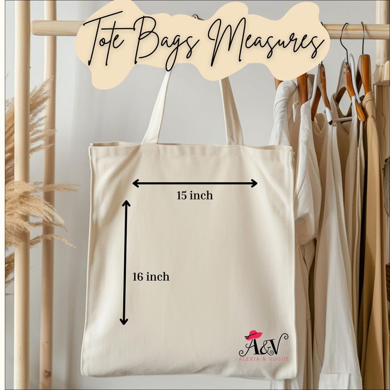 Peut inclure: Sac fourre-tout cr&egrave;me, mesurant 38 cm de large et 41 cm de haut. Il pr&eacute;sente un design simple avec un logo dans le coin inf&eacute;rieur droit. Le texte "Tote Bags Measures" est en haut. Le sac est suspendu.
