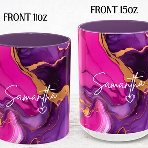 Pode incluir: Caneca de cer&acirc;mica com um design de redemoinho roxo e rosa com detalhes dourados e o nome Samantha em escrita branca. A caneca tem um interior branco e uma borda roxa.