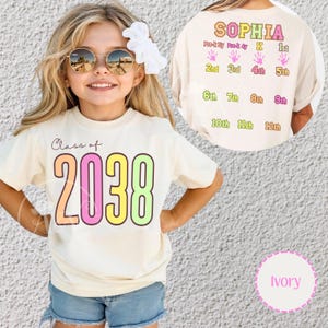 Comfort Colors® Benutzerdefinierte Klasse von 2038 Handabdruck-Shirt, 2039 Abschluss-T-Shirt, Geschenk für neuen Studenten Erster Schultag, wächst mit mir Fototag