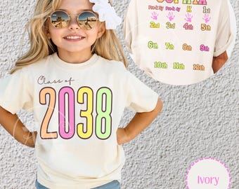 Comfort Colors® Benutzerdefinierte Klasse von 2038 Handabdruck-Shirt, 2039 Abschluss-T-Shirt, Geschenk für neuen Studenten Erster Schultag, wächst mit mir Fototag