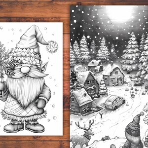 Puede incluir: Ilustraciones en blanco y negro de escenas invernales. Una muestra un gnomo sosteniendo un copo de nieve, con un sombrero con un pomp&oacute;n. La otra representa un pueblo nevado con casas, &aacute;rboles y un coche. Tambi&eacute;n se ve un reno.