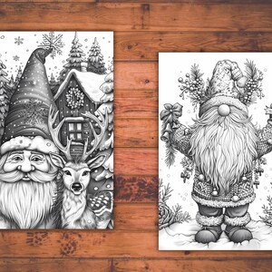 Puede incluir: Dos p&aacute;ginas para colorear con tem&aacute;tica navide&ntilde;a en blanco y negro. Una presenta a Pap&aacute; Noel con un reno y una caba&ntilde;a nevada. La otra muestra un gnomo sosteniendo campanas, rodeado de follaje invernal y copos de nieve.