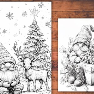 Puede incluir: Dos ilustraciones en blanco y negro de escenas navide&ntilde;as. Una representa un gnomo con barba larga y un reno en un bosque nevado. La otra muestra un gnomo con sombrero, botas y una caja de regalo.