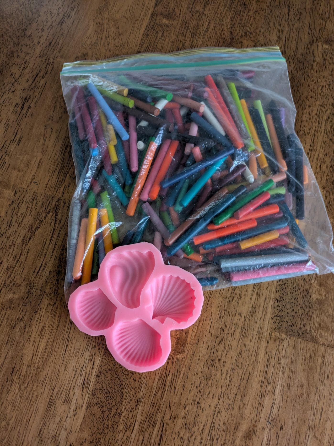 Unwrapped Crayola Crayons and Silicone Mold, 1.5 lbs. of Crayons,…