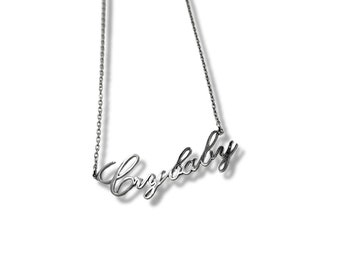 Collar de plata con placa de identificación de personalidad 'Crybaby'