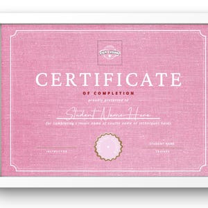 Peut inclure: Certificat encadré avec un fond rose et du texte blanc. Le certificat indique « CERTIFICAT DE RÉUSSITE » et comprend un espace pour le nom de l'étudiant. Le cadre est blanc.