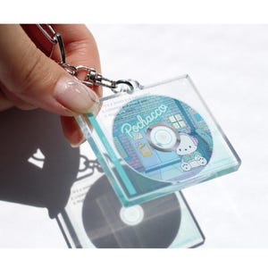 Porte-clés Sanrio aveugle de style boîtier de CD 8 types aléatoires Cinnamoroll, Kuromi, Pompompurin, Hangyodong, Pochacco, MyMelody, Hello Kitty