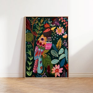 Puede incluir: Una impresión artística enmarcada que presenta un pájaro colorido en medio de exuberante follaje y flores. El pájaro tiene un diseño estampado con tonos rojos, azules y amarillos. El fondo es verde oscuro, con flores rosas y amarillas.