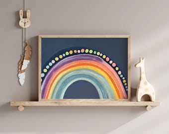Puede incluir: Una impresión artística de arcoíris enmarcada con un fondo azul oscuro y un marco de madera. El arcoíris presenta colores vibrantes, incluyendo morado, naranja, amarillo y azul. Una estantería de madera sostiene la obra de arte y una figura de jirafa.