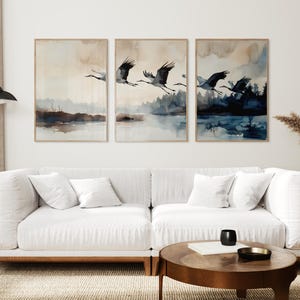 Juego de 3 impresiones de acuarela de grullas voladoras para pared, decoración de cielo brillante, póster imprimible de pájaros voladores, impresión de lago azul al atardecer, arte de pared colorido