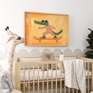 Arte de pared para sala de juegos con cocodrilo en patineta, póster infantil de caimán juguetón, estampado colorido de animal para guardería, bonita decoración naranja para habitación de niño.