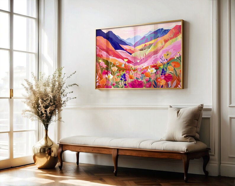 K&ouml;nnte beinhalten: Ein farbenfrohes abstraktes Gem&auml;lde einer Berglandschaft mit einem Feld voller Blumen im Vordergrund. Das Gem&auml;lde ist in Gold gerahmt und h&auml;ngt an einer wei&szlig;en Wand.