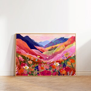 K&ouml;nnte beinhalten: Ein farbenfrohes abstraktes Gem&auml;lde, das eine Bergkette mit einem Feld voller Blumen im Vordergrund zeigt. Die Berge sind in Blaut&ouml;nen, Lila, Rosa und Orange gemalt. Die Blumen sind in verschiedenen Farben, darunter Rot, Gelb, Rosa und Wei&szlig;.