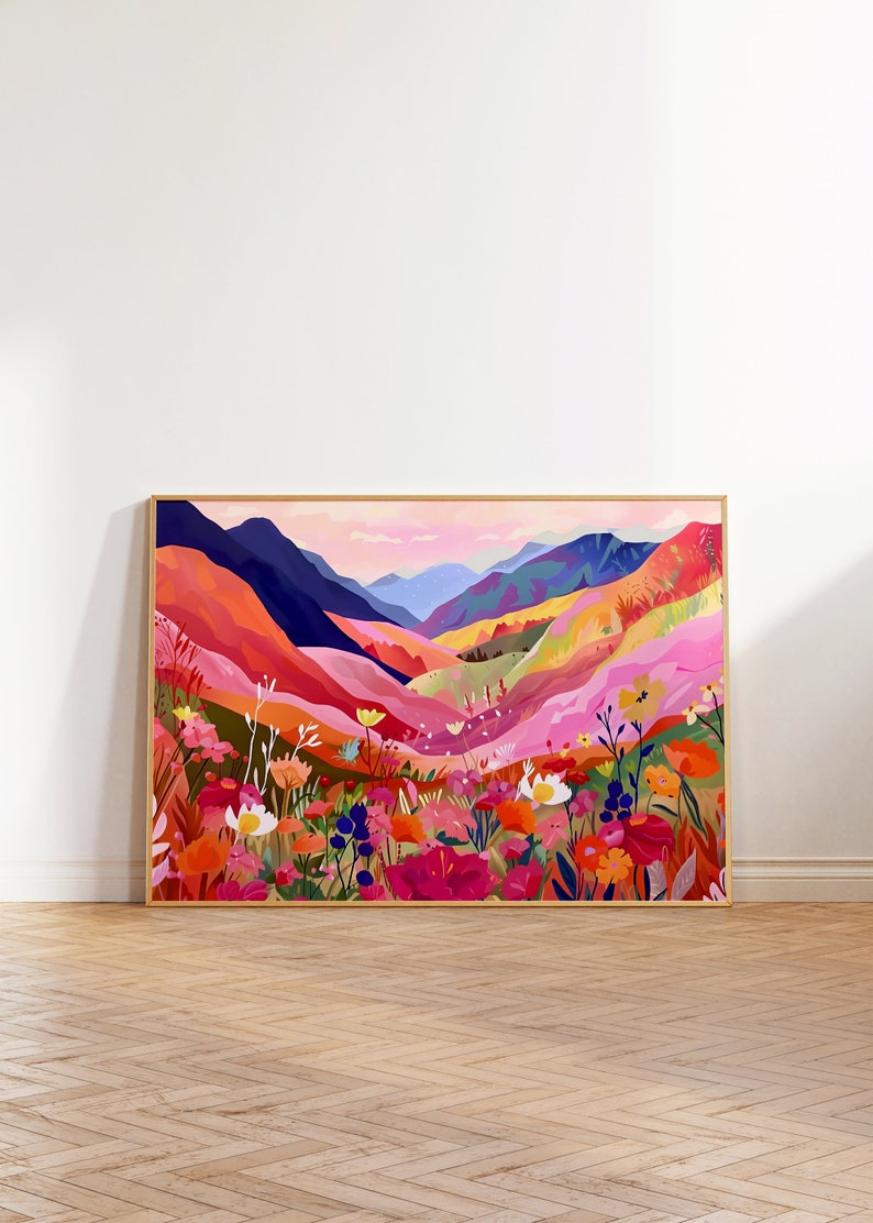 K&ouml;nnte beinhalten: Ein farbenfrohes abstraktes Gem&auml;lde, das eine Bergkette mit einem Feld voller Blumen im Vordergrund zeigt. Die Berge sind in Blaut&ouml;nen, Lila, Rosa und Orange gemalt. Die Blumen sind in verschiedenen Farben, darunter Rot, Gelb, Rosa und Wei&szlig;.