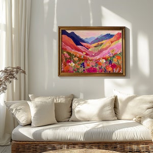 K&ouml;nnte beinhalten: Ein gerahmter Druck eines farbenfrohen Landschaftsgem&auml;ldes mit einem Feld voller Blumen im Vordergrund und Bergen im Hintergrund.