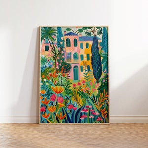 Puede incluir: Una pintura colorida de una casa rosa y amarilla con contraventanas verdes, rodeada de exuberante vegetación y flores vibrantes en tonos de rosa, naranja y azul. La casa se encuentra sobre un fondo de cielo azul brillante.