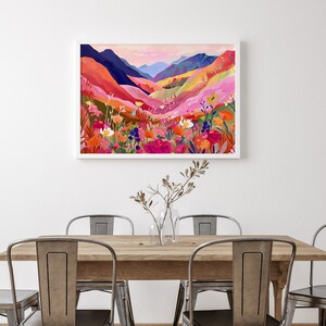 K&ouml;nnte beinhalten: Ein farbenfrohes abstraktes Gem&auml;lde, das eine Bergkette mit einem Feld voller Blumen im Vordergrund zeigt. Die Berge sind in Blaut&ouml;nen, Lila und Rosa gemalt, w&auml;hrend die Blumen eine Mischung aus Rot, Orange, Gelb und Wei&szlig; sind.