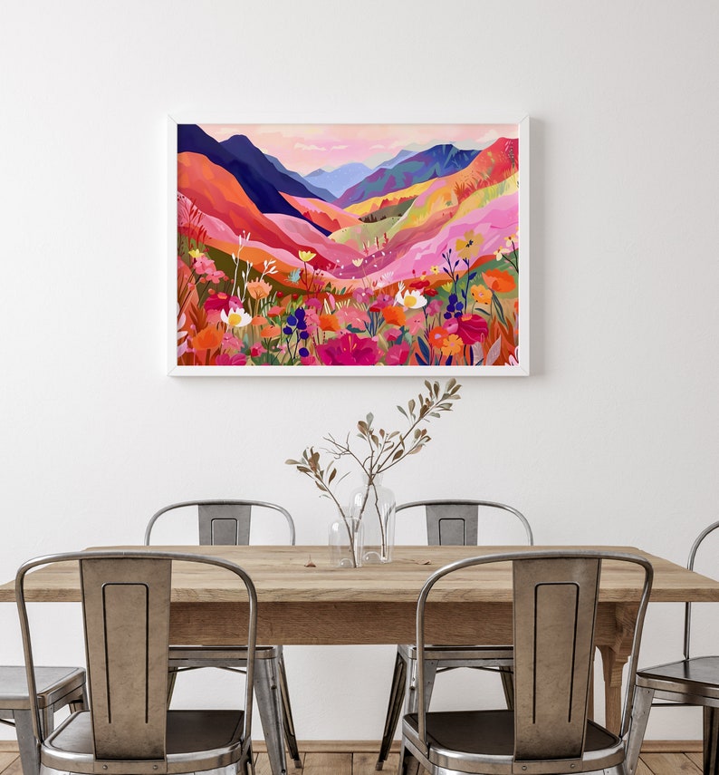 K&ouml;nnte beinhalten: Ein farbenfrohes abstraktes Gem&auml;lde, das eine Bergkette mit einem Feld voller Blumen im Vordergrund zeigt. Die Berge sind in Blaut&ouml;nen, Lila und Rosa gemalt, w&auml;hrend die Blumen eine Mischung aus Rot, Orange, Gelb und Wei&szlig; sind.