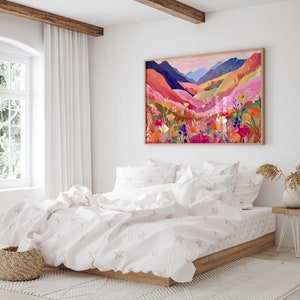 K&ouml;nnte beinhalten: Ein wei&szlig;es Bett mit einem rosa-wei&szlig;en gemusterten Bettbezug und einem gerahmten Druck einer farbenfrohen Landschaft mit Bergen und Blumen. Der Druck h&auml;ngt an einer wei&szlig;en Wand &uuml;ber dem Bett.