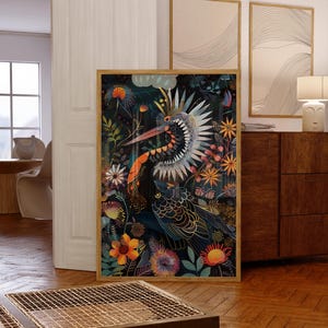 以下が含まれることがあります： 暗い青色の背景に、長いクチバシとカラフルな羽の冠を持つ黒い鳥のイラストが額装されています。鳥の周りは、さまざまな花や植物で囲まれています。