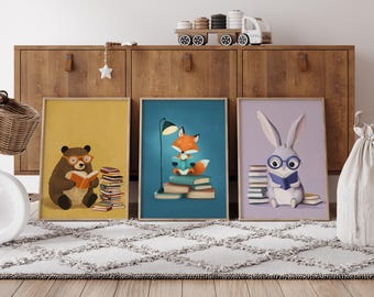Può includere: Tre illustrazioni incorniciate di animali che leggono libri. La prima illustrazione presenta un orso marrone che legge un libro mentre è seduto su una pila di libri. La seconda illustrazione presenta una volpe che legge un libro mentre è seduta su una pila di libri. La terza illustrazione presenta un coniglio che legge un libro mentre è seduto su una pila di libri.