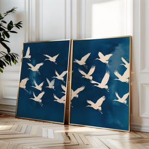 Fliegen Kraniche Wand Kunst 2er-Set, Japandi-Stil Druck, tiefblaue Vogel-Dekor, Elegante Galerie DRUCKBARE Wandkunst, Retro japanischen Stil Kunstwerk