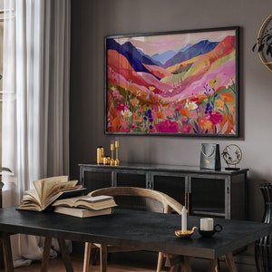 K&ouml;nnte beinhalten: Ein farbenfrohes abstraktes Gem&auml;lde einer Berglandschaft mit rosa, orange, gelben und blauen Farbt&ouml;nen. Das Gem&auml;lde zeigt eine Blumenwiese im Vordergrund und eine Bergkette im Hintergrund.
