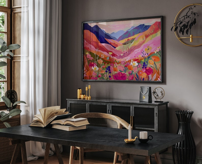 K&ouml;nnte beinhalten: Ein farbenfrohes abstraktes Gem&auml;lde einer Berglandschaft mit rosa, orange, gelben und blauen Farbt&ouml;nen. Das Gem&auml;lde zeigt eine Blumenwiese im Vordergrund und eine Bergkette im Hintergrund.