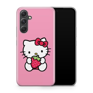 以下が含まれることがあります： ピンクの携帯電話ケースに、ハローキティのデザインが施されています。ハローキティは赤いイチゴを持っています。ケースには、携帯電話のカメラ用の切り抜きがあります。