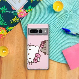 Pode incluir: Uma capa de telefone rosa com um design de Hello Kitty e um gato Pusheen. A capa tem uma parte de tr&aacute;s transparente e uma borda rosa.