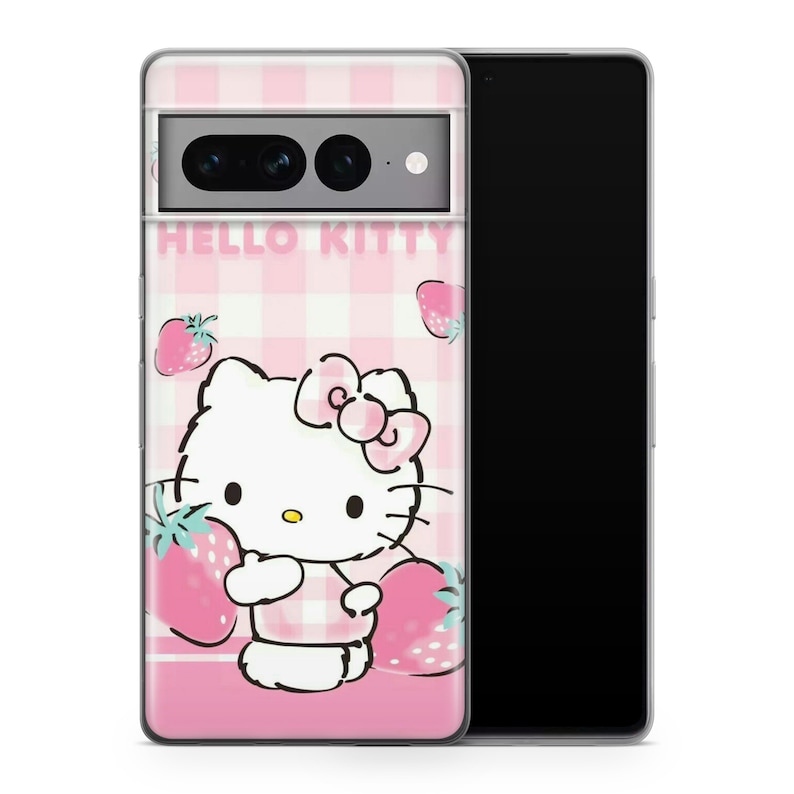 Pode incluir: Uma capa de telefone quadriculada rosa e branca com um design Hello Kitty. Hello Kitty est&aacute; segurando dois morangos e usando um la&ccedil;o rosa. A capa &eacute; para um telefone com uma protuber&acirc;ncia da c&acirc;mera.