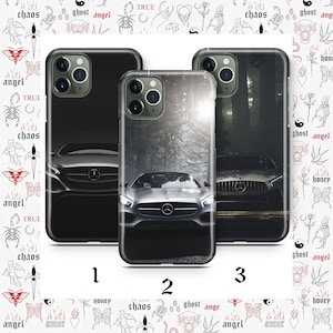 Könnte beinhalten: Drei verschiedene Handyhüllen mit einem Schwarzweißbild eines Autos in einem Wald. Die Hüllen sind mit 1, 2 und 3 nummeriert.