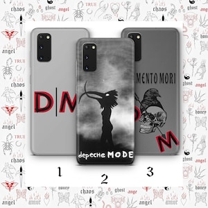 Puede incluir: Tres fundas para teléfono con diseños únicos. Una funda presenta "DM" en rojo, otra muestra una silueta con "depeche MODE", y la última un cráneo con "MEMENTO MORI". El fondo es un patrón de tatuajes.