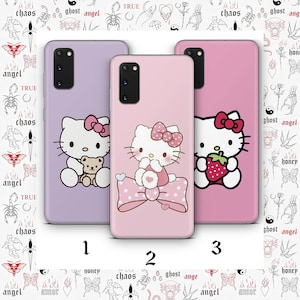 Puede incluir: Tres fundas para tel&eacute;fono con Hello Kitty en diferentes poses. La primera funda es de color morado claro con Hello Kitty sosteniendo un osito de peluche. La segunda funda es rosa con Hello Kitty con un lazo rosa. La tercera funda es rosa con Hello Kitty sosteniendo una fresa.